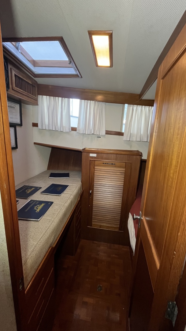 Grand Banks-49 Motor Yacht 1987 -Ten Mile-Tennessee-United States-Guest Bunk Room-6086997 | Thumbnail