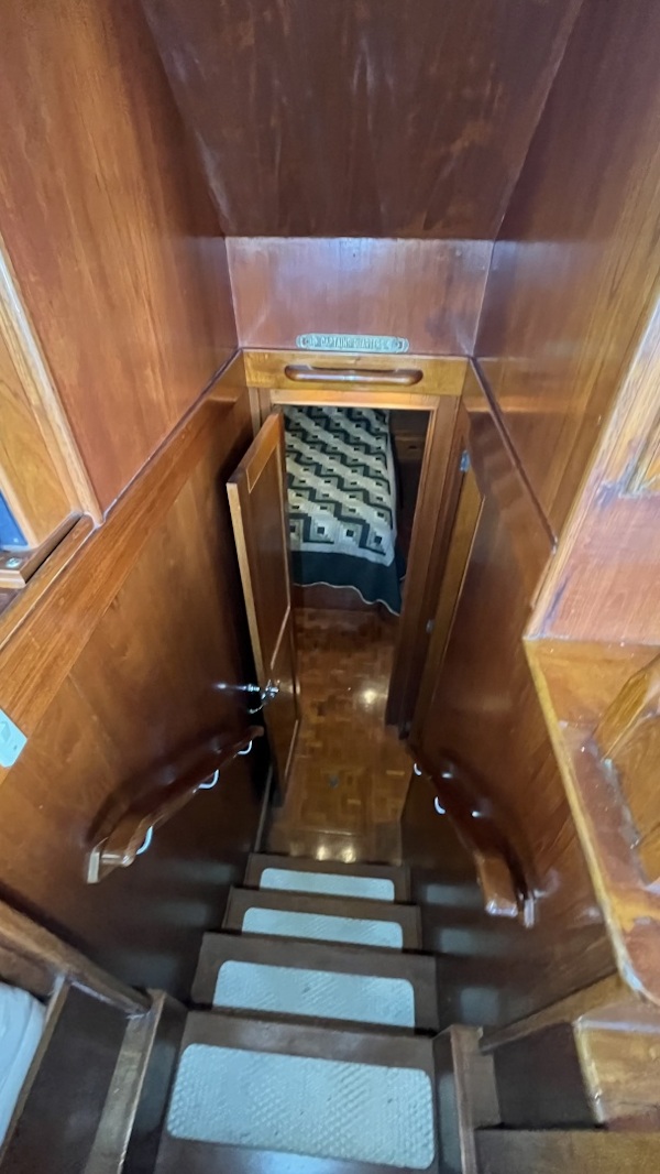 Grand Banks-49 Motor Yacht 1987 -Ten Mile-Tennessee-United States-Steps From Salon To Master-6086973