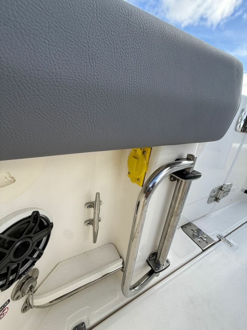 Boston Whaler 2023 -Miami Beach-Florida-United States-6063895 | Thumbnail