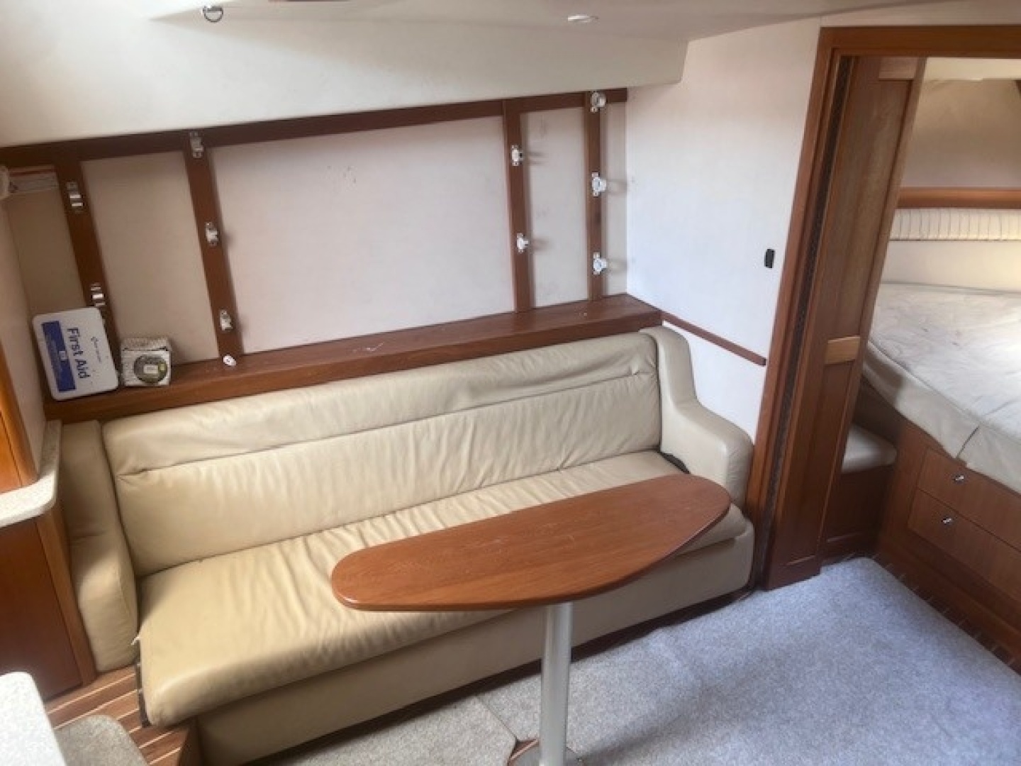 Ablemarle-Express Fisherman 2008-BLUE PURSUIT Kittery-Maine-United States-Salon Settee-6121479 | Thumbnail