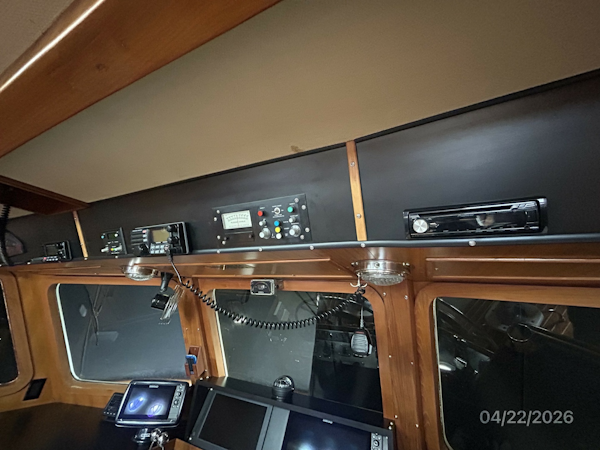 DeFever-Raised Pilothouse 1984-Traveller Anacortes-Washington-United States-49 DeFever pilothouse helm overhead electronics-6062110