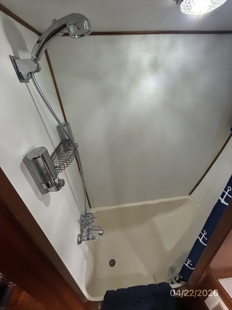 DeFever-Raised Pilothouse 1984-Traveller Anacortes-Washington-United States-49 DeFever master stateroom shower-6062102 | Thumbnail