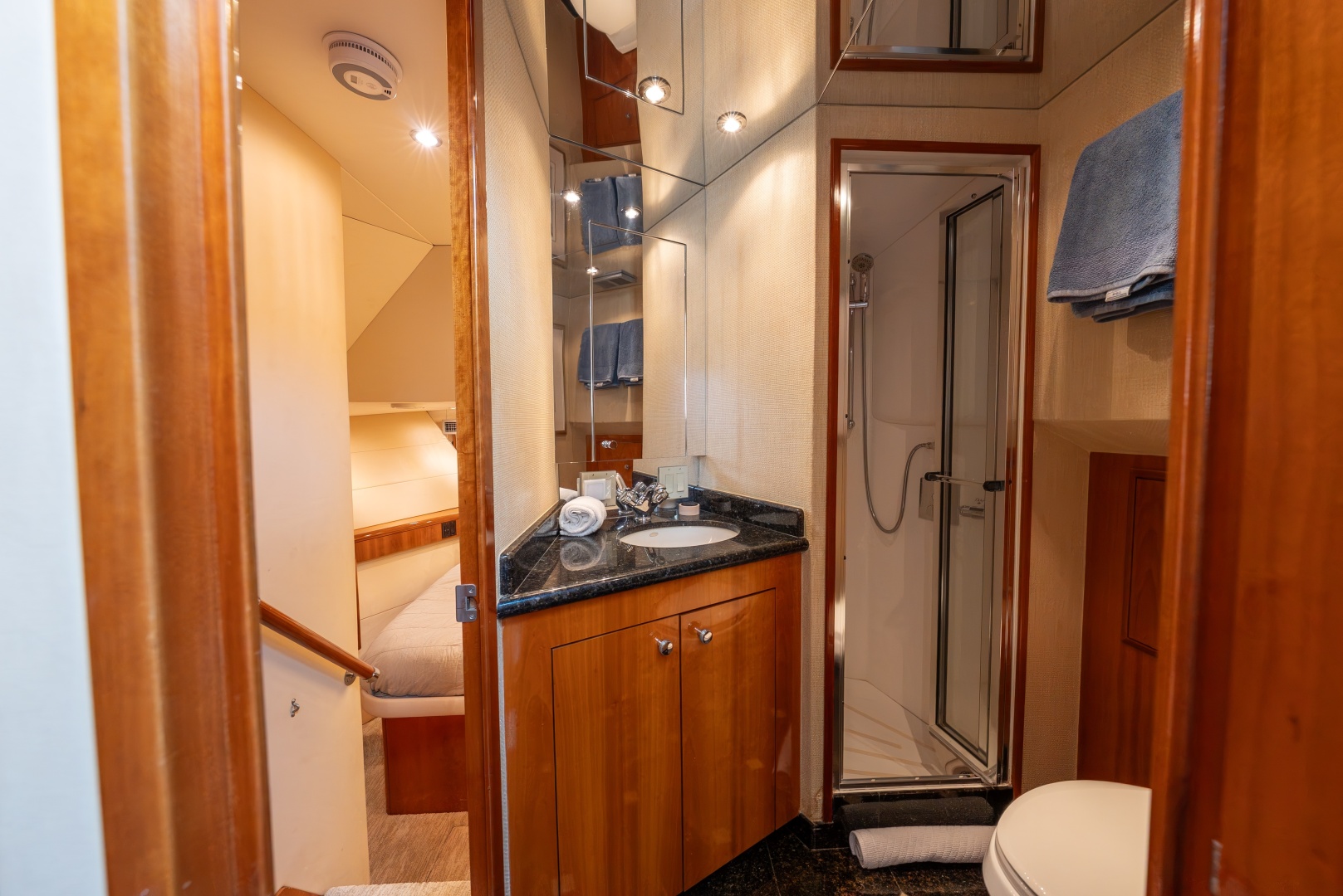 Hatteras-Sport Deck 2004-HAVILAH Orange Beach-Alabama-United States-Forward VIP Stateroom Ensuite-6066872 | Thumbnail