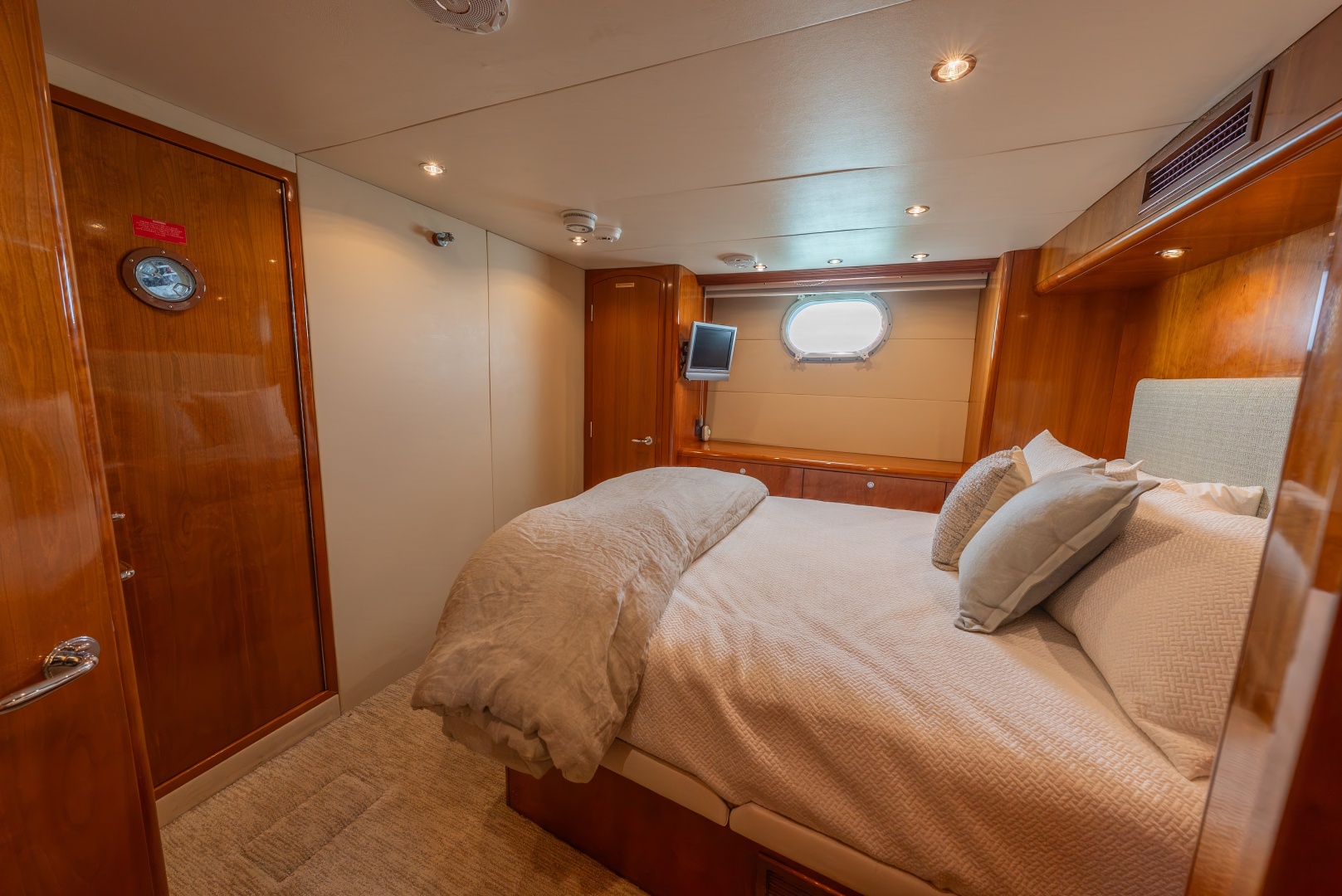 Hatteras-Sport Deck 2004-HAVILAH Orange Beach-Alabama-United States-VIP Stateroom 1-6066866 | Thumbnail