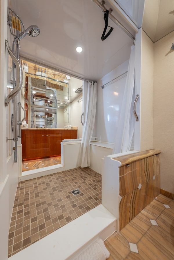 Hatteras-Sport Deck 2004-HAVILAH Orange Beach-Alabama-United States-Owner Ensuite Shower-6066863