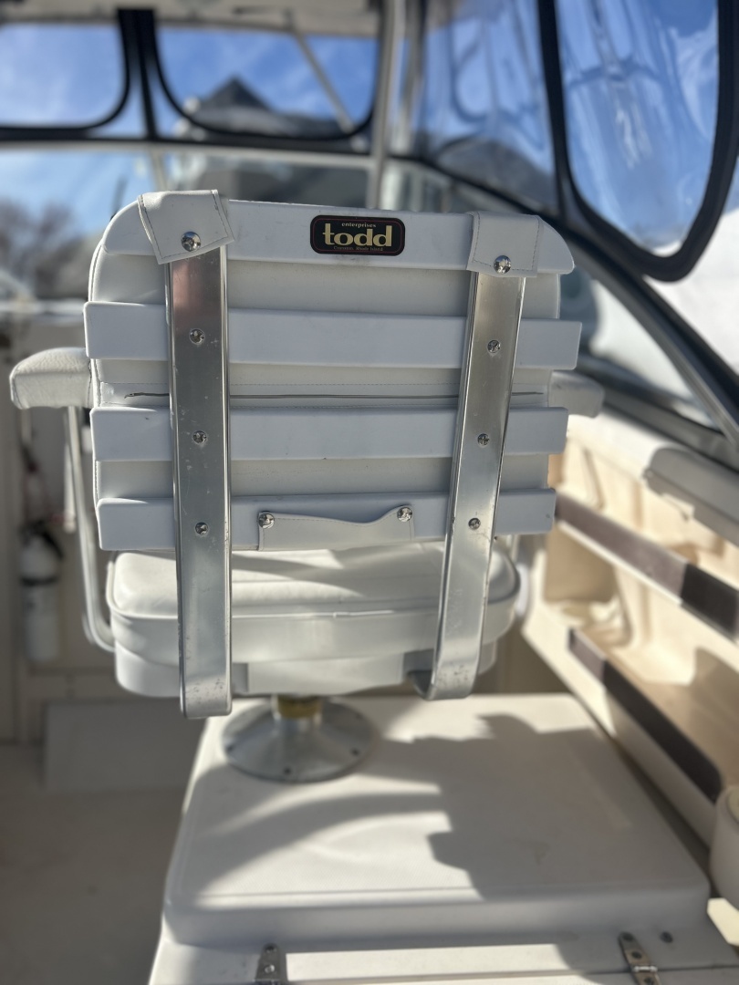 Grady-White-Marlin 1999-The Dog House Newburyport-Massachusetts-United States-Todd Enterprises Helm Chair-6067409 | Thumbnail
