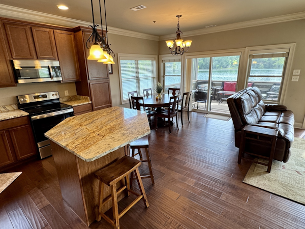 Custom-Floating Cabin  Approx 1340sqft 2010 -Norris Lake-Tennessee-United States-6070513