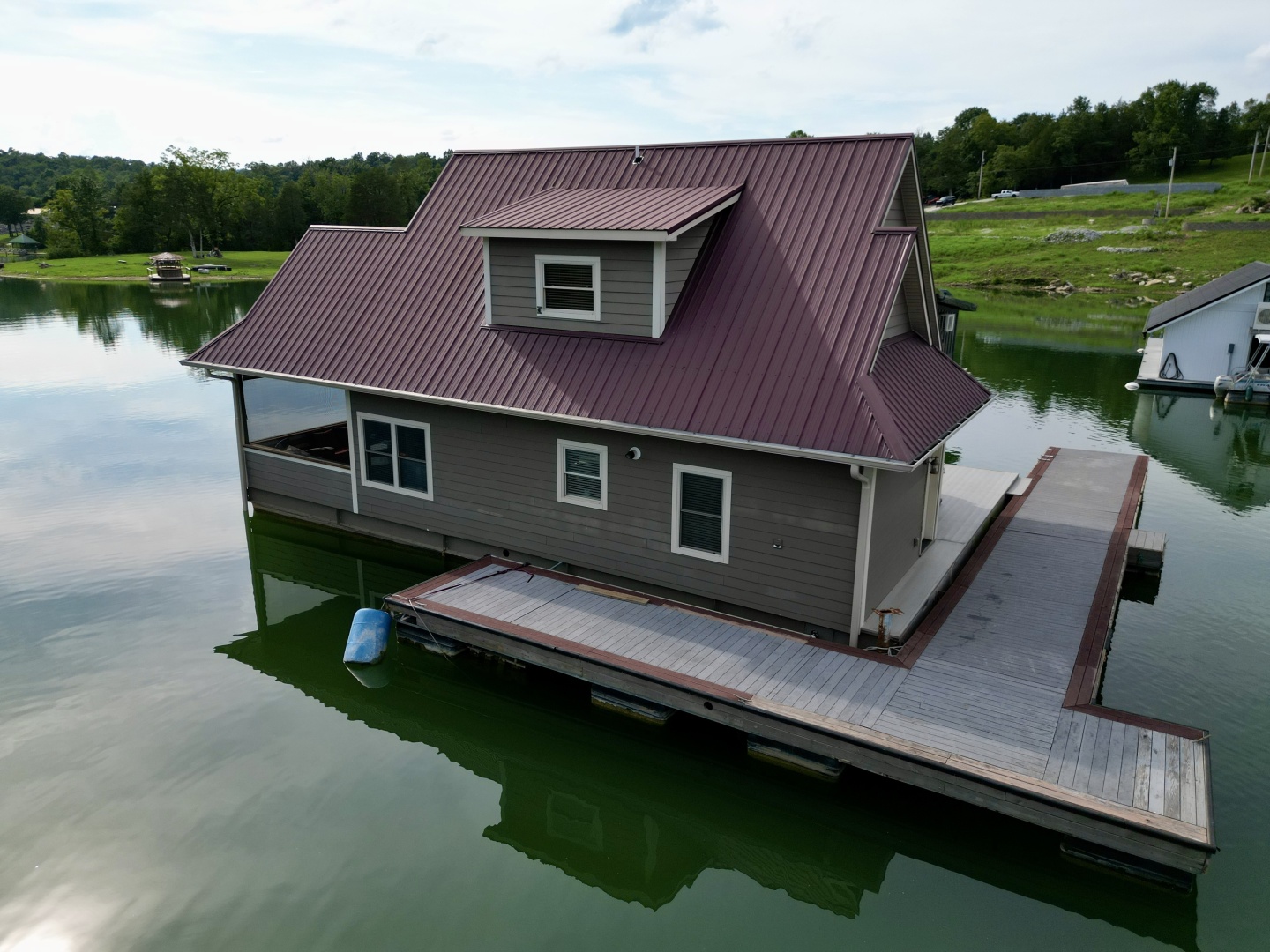 Custom-Floating Cabin  Approx 1340sqft 2010 -Norris Lake-Tennessee-United States-6070436 | Thumbnail