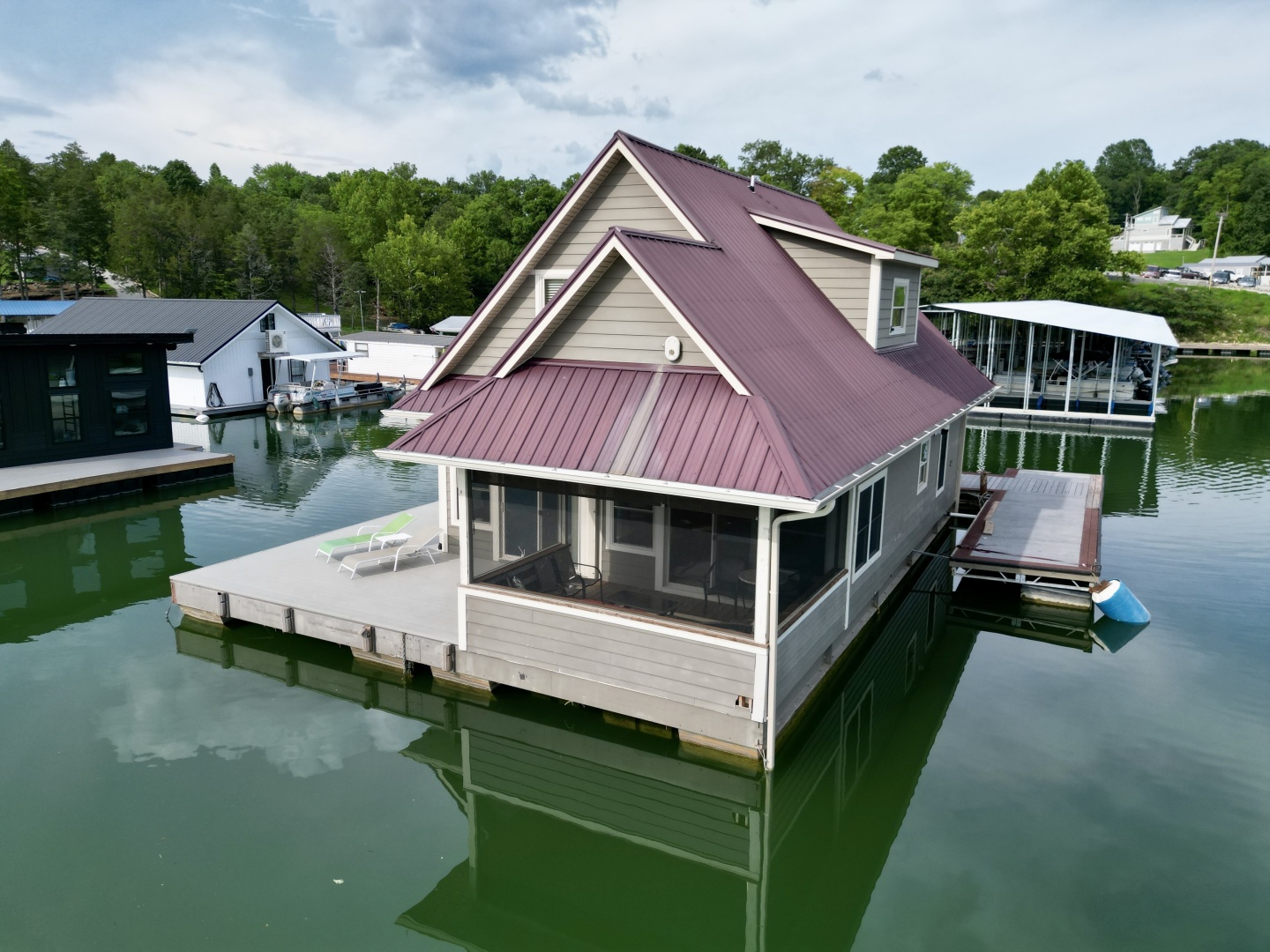 Custom-Floating Cabin  Approx 1340sqft 2010 -Norris Lake-Tennessee-United States-6070432 | Thumbnail