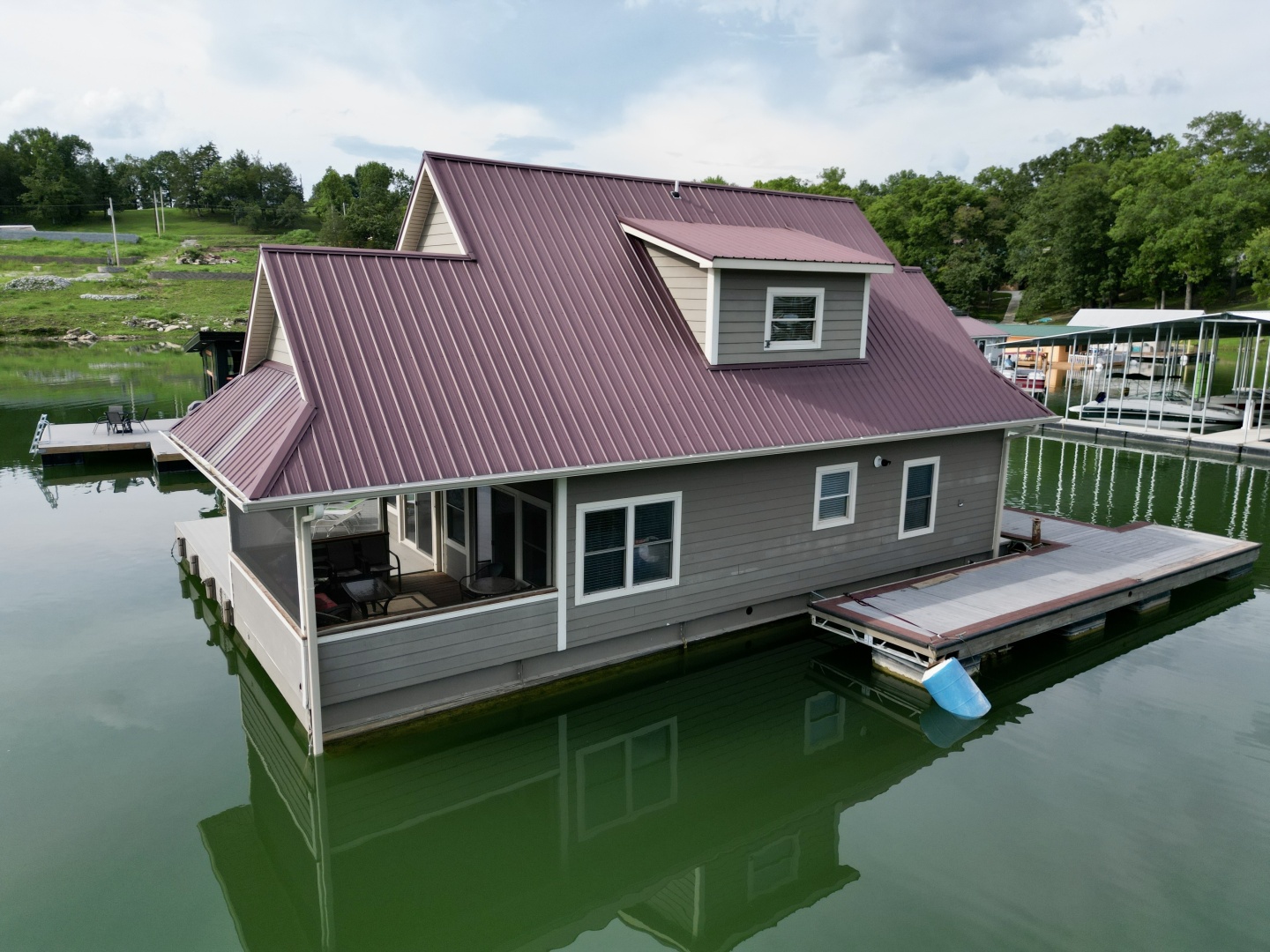 Custom-Floating Cabin  Approx 1340sqft 2010 -Norris Lake-Tennessee-United States-6070434 | Thumbnail