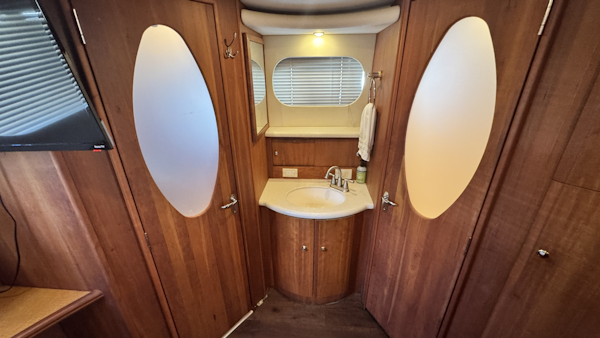 Silverton-43 Motor Yacht 2003-Turn the Paige Fort Myers Beach-Florida-United States-Owners Ensuite Head-6179486