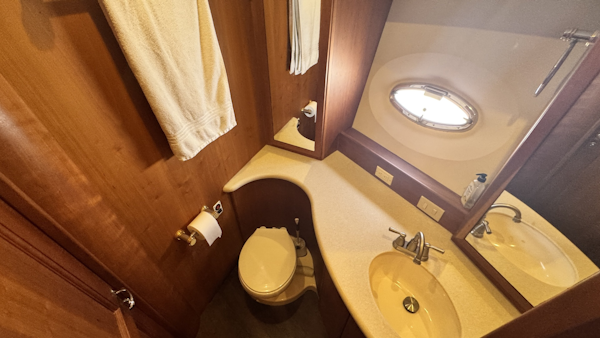 Silverton-43 Motor Yacht 2003-Turn the Paige Fort Myers Beach-Florida-United States-Guest Ensuite Head-6179474