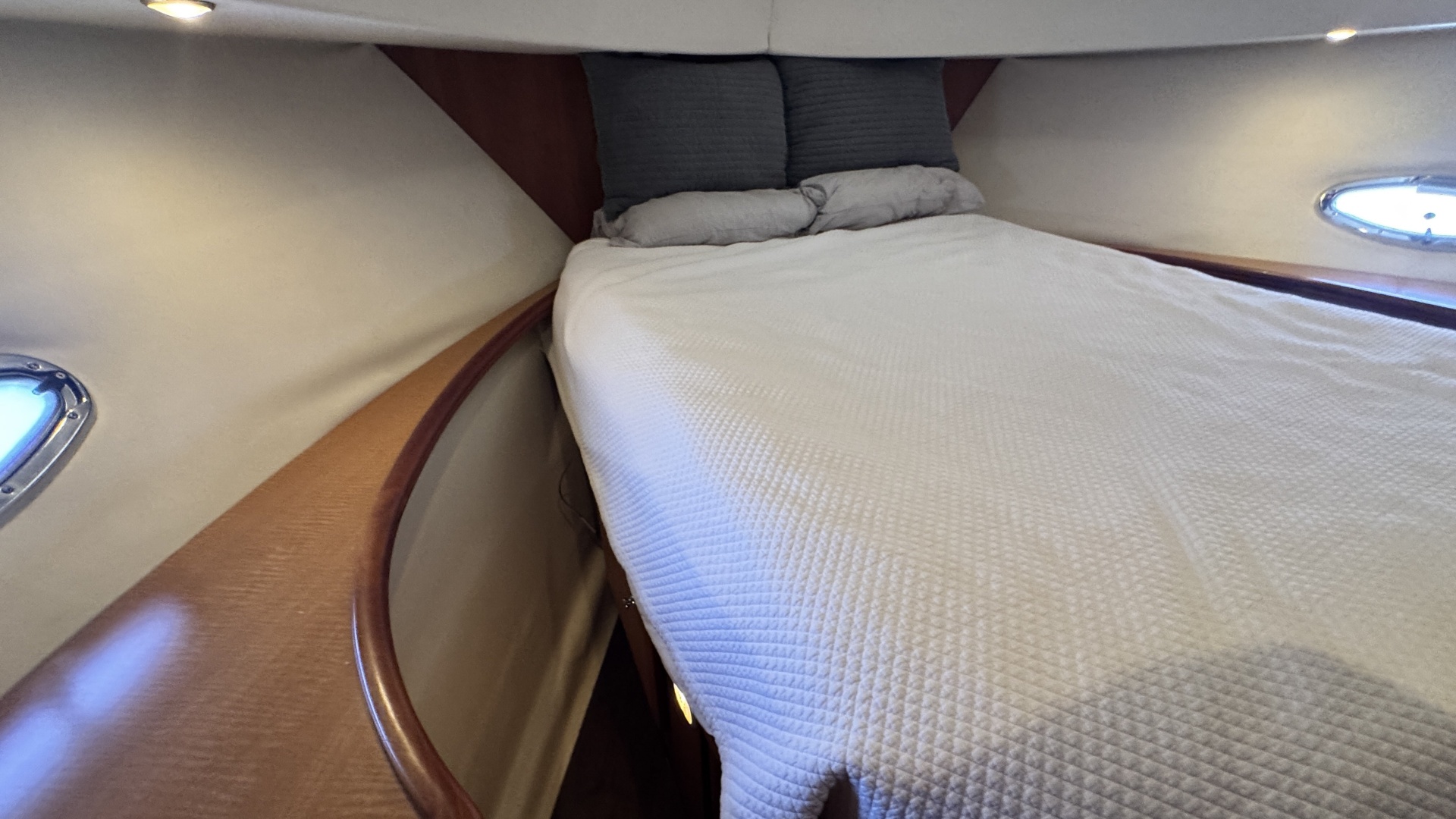 Silverton-43 Motor Yacht 2003-Turn the Paige Fort Myers Beach-Florida-United States-Forward Guest Stateroom-6179479 | Thumbnail