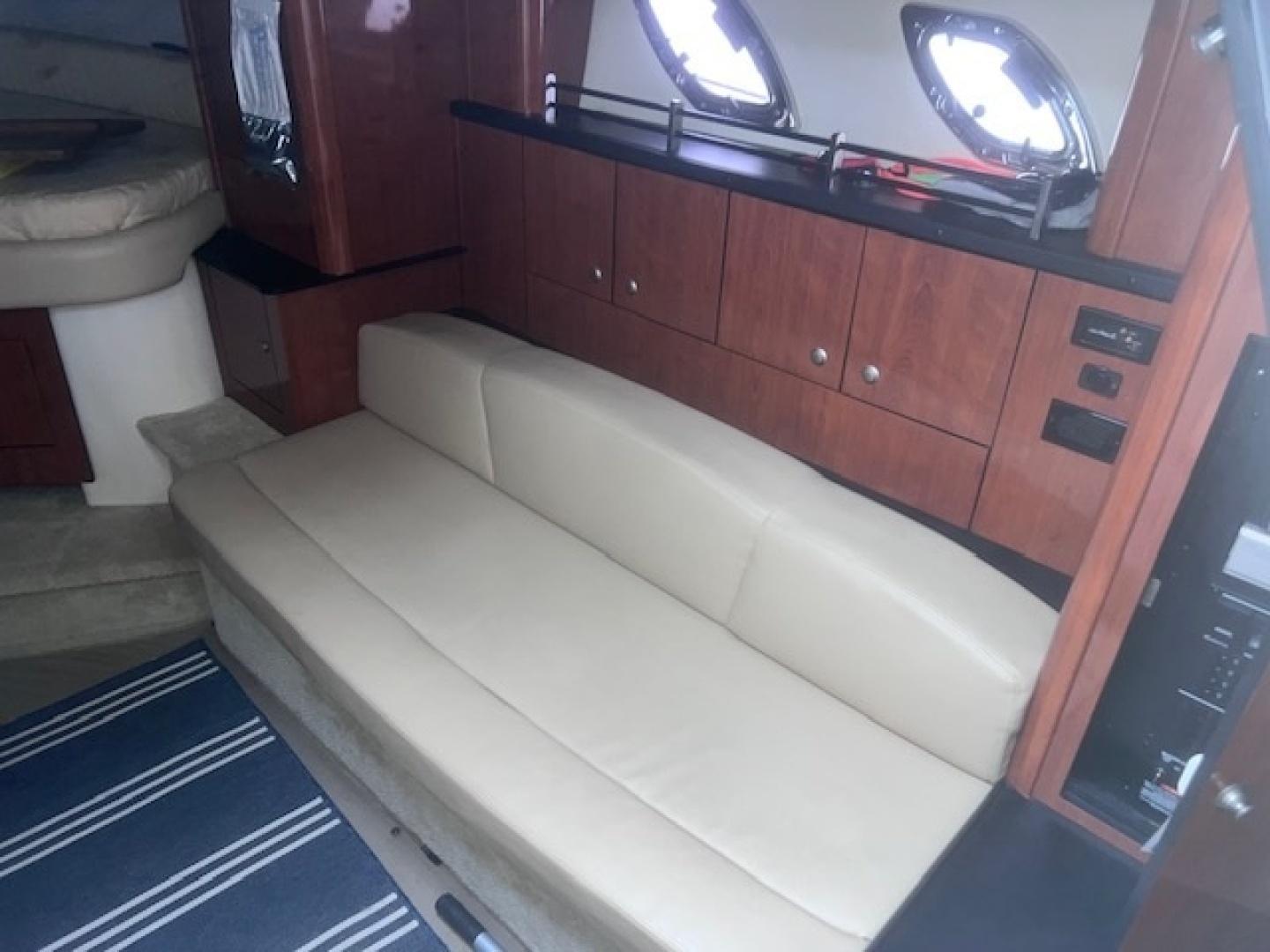 Sea Ray-Sundancer 2007-GAELIC STORM Kittery-Maine-United States-Cushioned Settee Port-6074190 | Thumbnail