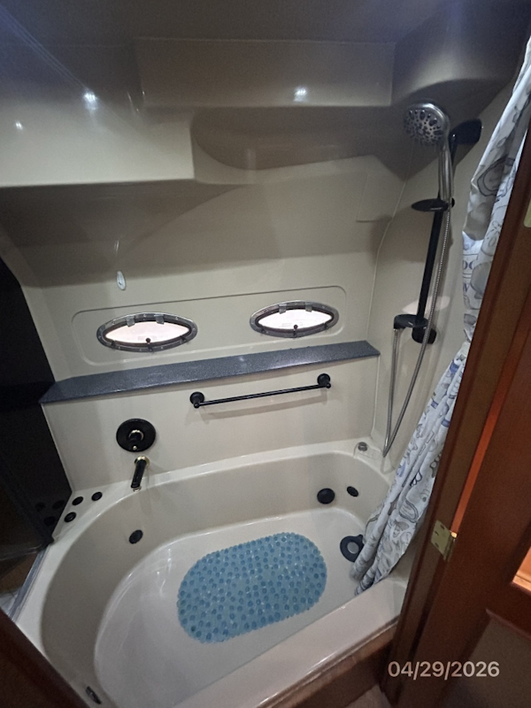 Cruisers Yachts-4450 2000-Bay Dreamer II Guntersville-Alabama-United States-44 Cruisers master stateroom tub-shower2-6075647