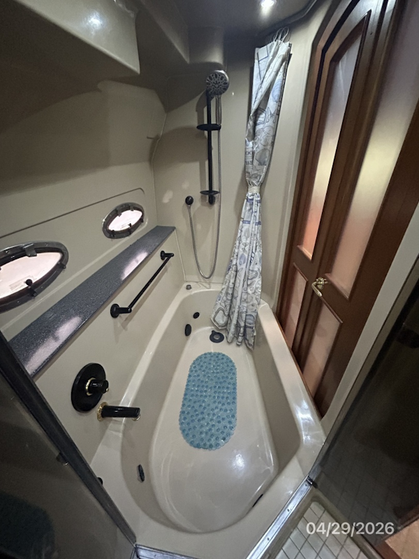 Cruisers Yachts-4450 2000-Bay Dreamer II Guntersville-Alabama-United States-44 Cruisers master stateroom tub-shower1-6075648