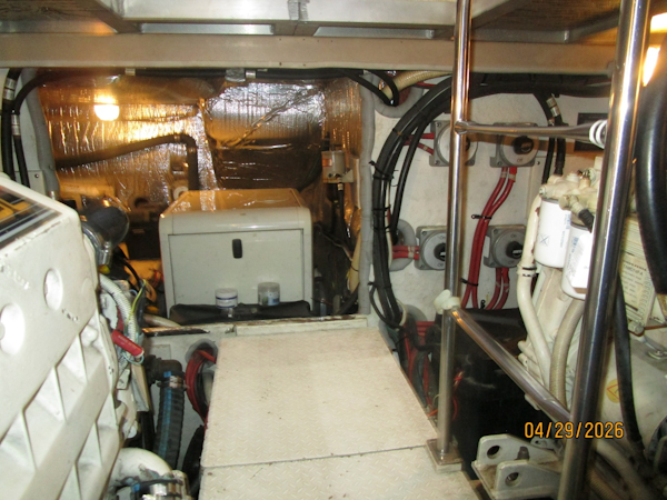 Cruisers Yachts-4450 2000-Bay Dreamer II Guntersville-Alabama-United States-44 Cruisers engine room forward-6075619