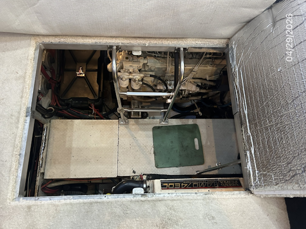 Cruisers Yachts-4450 2000-Bay Dreamer II Guntersville-Alabama-United States-44 Cruisers engine room access-6075617
