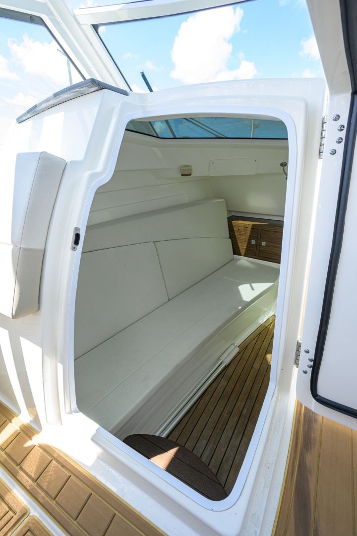 Boston Whaler-32 Vantage 2023-Veronica Stuart-Florida-United States-6075974 | Thumbnail