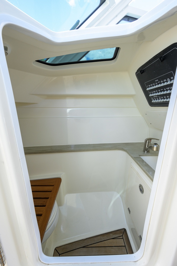Boston Whaler-32 Vantage 2023-Veronica Stuart-Florida-United States-6075976 | Thumbnail