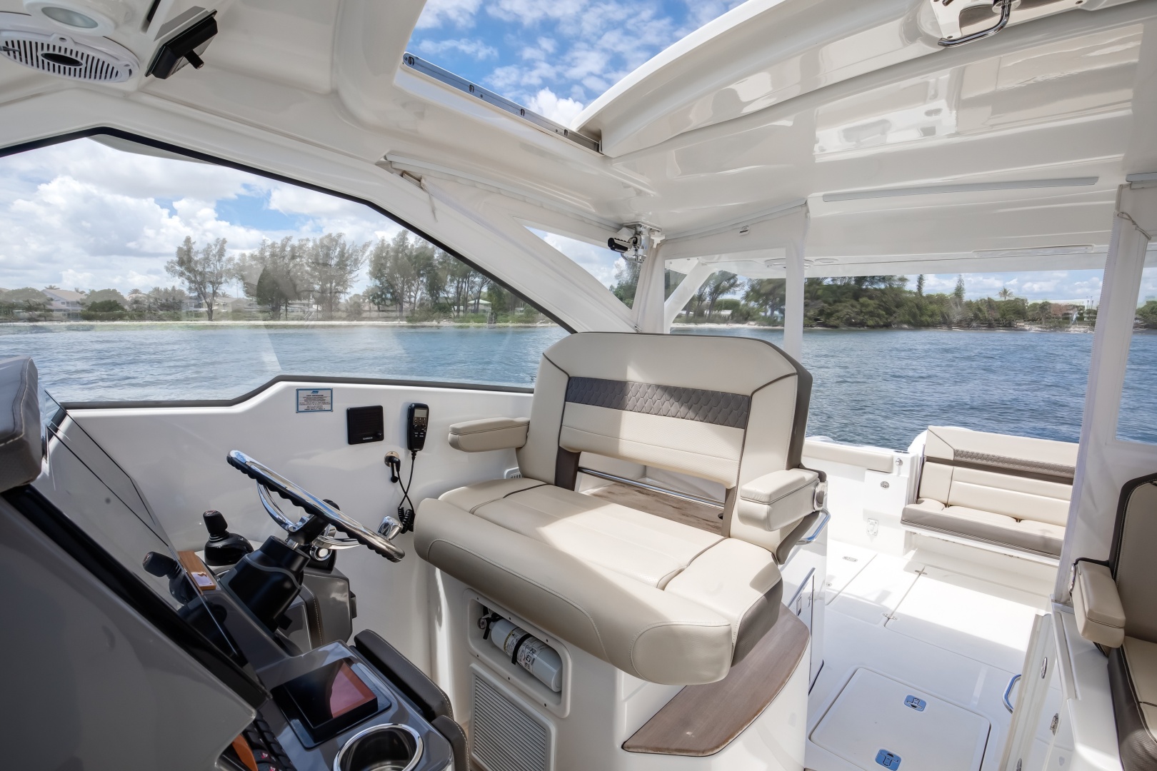 Pursuit-DC 365 2020-Irish Ayes North Palm Beach-Florida-United States-Pursuit 37  Irish Ayes  Helm Deck, Helm Chair-6076168 | Thumbnail