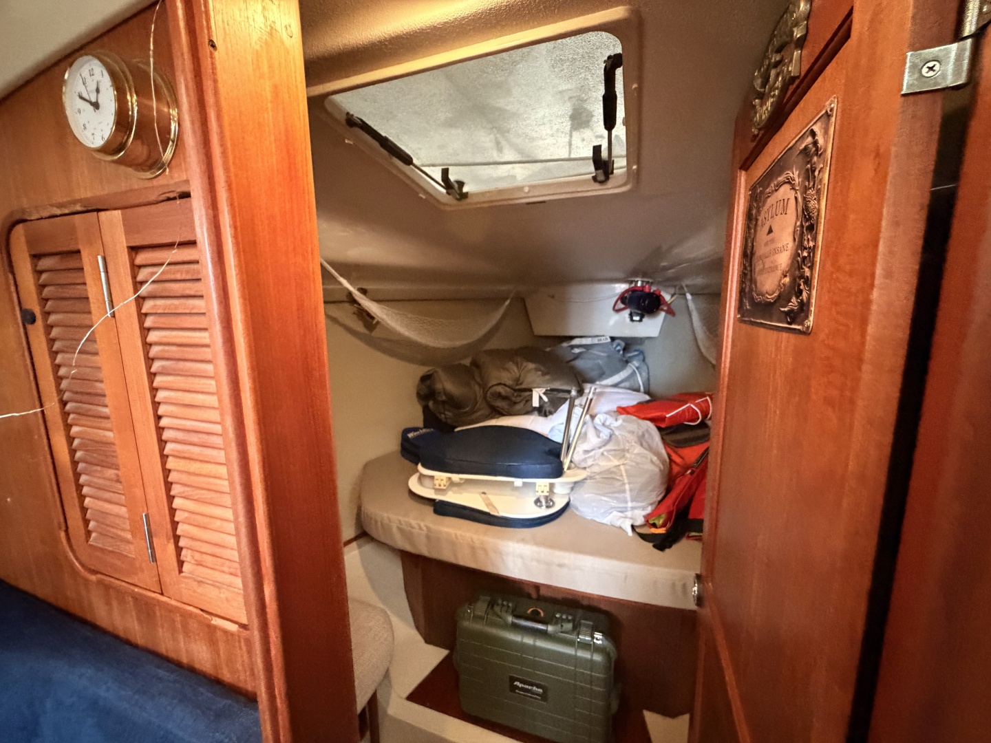 Hunter-37.5 1990-Final Frontier Seattle-Washington-United States-Forward vee berth-6078677 | Thumbnail