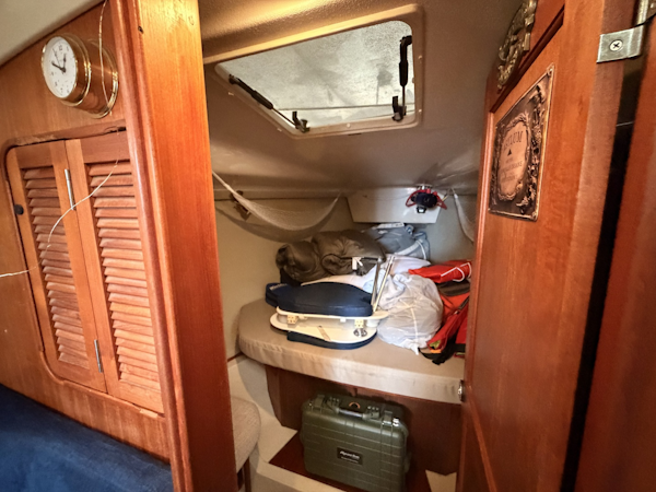 Hunter-37.5 1990-Final Frontier Seattle-Washington-United States-Forward vee berth-6078677