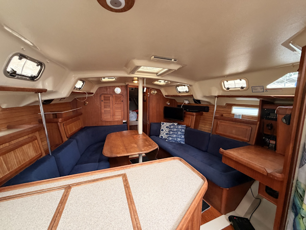 Hunter-37.5 1990-Final Frontier Seattle-Washington-United States-Hunter 37.5 interior facing forward-6078683