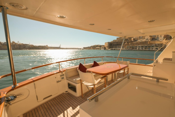 Marlow-Explorer 72E-CB 2010-FIDDLERS DREAM Malta-Cockpit Table-6086157