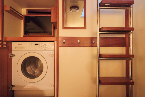 Marlow-Explorer 72E-CB 2010-FIDDLERS DREAM Malta-Crew Laundry-6086196