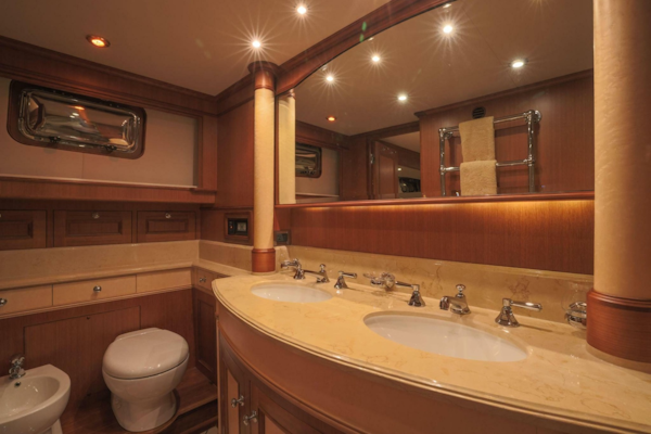 Marlow-Explorer 72E-CB 2010-FIDDLERS DREAM Malta-Master Head and Sink-6086182