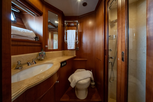 Marlow-Explorer 72E-CB 2010-FIDDLERS DREAM Malta-Guest Head-6225500