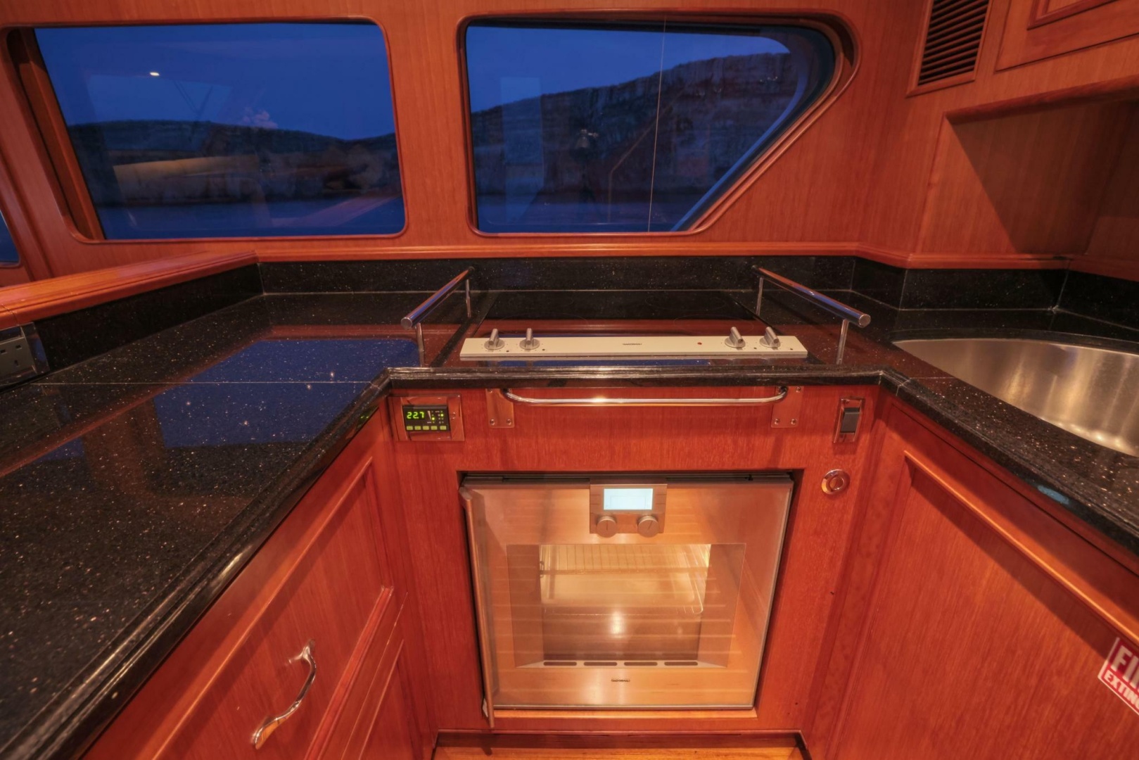 Marlow-Explorer 72E-CB 2010-FIDDLERS DREAM Malta-Cooktop and Oven-6086172 | Thumbnail