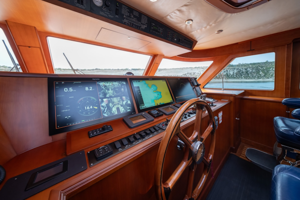 Marlow-Explorer 72E-CB 2010-FIDDLERS DREAM Malta-Command Bridge Helm and Electronics-6225510