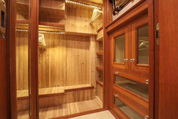 Marlow-Explorer 72E-CB 2010-FIDDLERS DREAM Malta-Master Closet-6225430