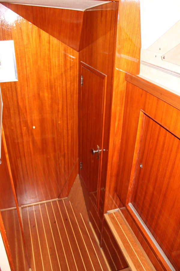 Bertram-Motor Yacht 1983-Rosalee Scottsboro-Alabama-United States-42 ft Bertram  Companionway to bow-6163826