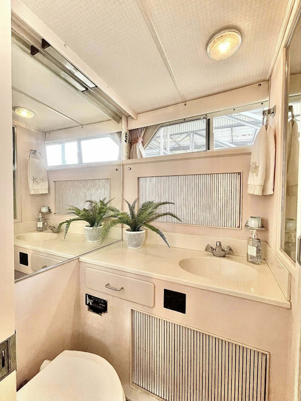 Tollycraft-Cockpit Motor Yacht 1989-ISLE OF VIEW Anacortes-Washington-United States-Owners Head-6104487