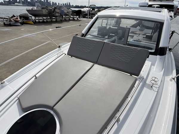 Four Winns-V355 Coupe 2022 -North Vancouver-British Columbia-Canada-6107852