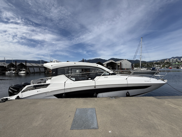 Four Winns-V355 Coupe 2022 -North Vancouver-British Columbia-Canada-6107874