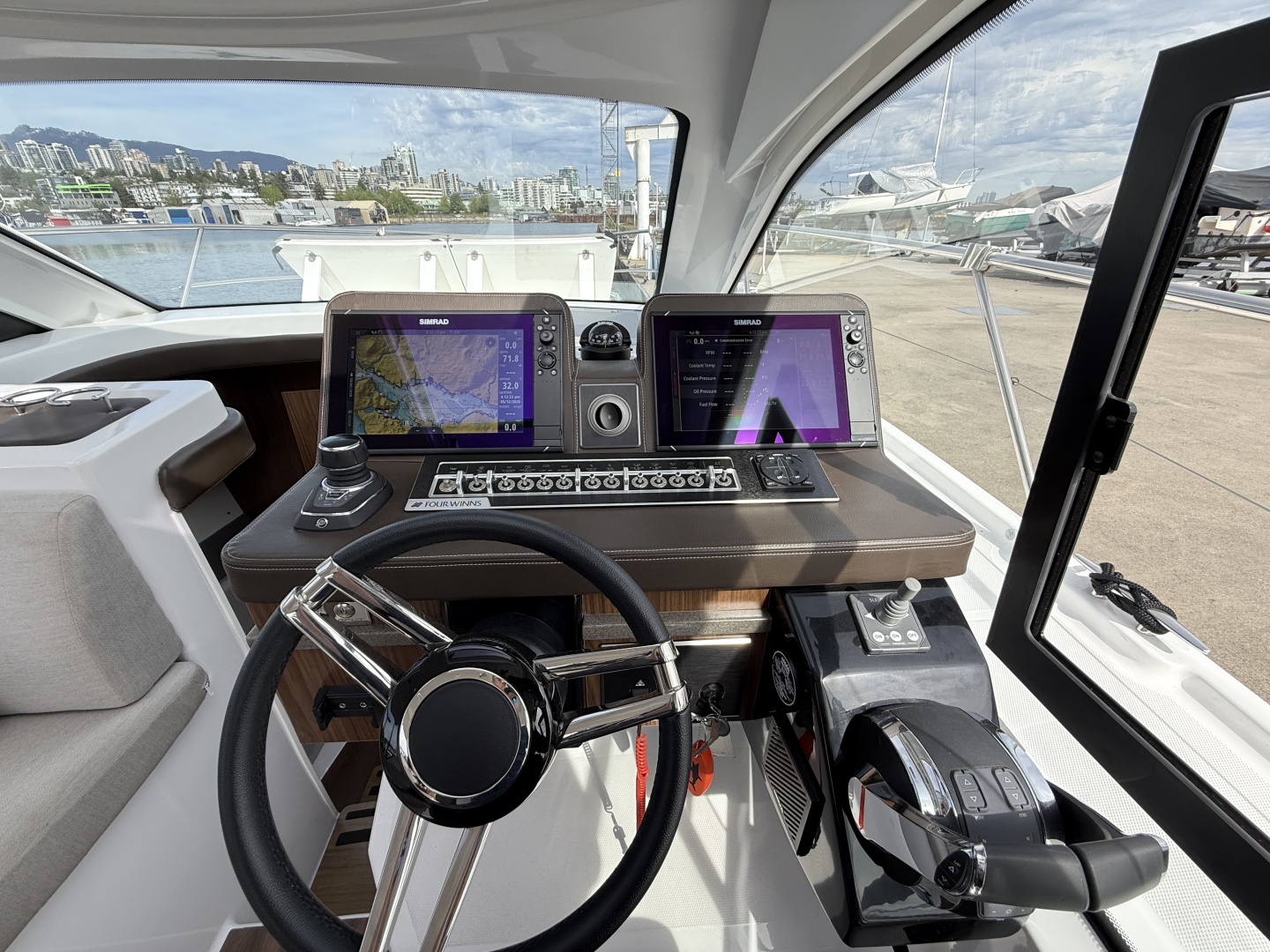 Four Winns-V355 Coupe 2022 -North Vancouver-British Columbia-Canada-6107881 | Thumbnail