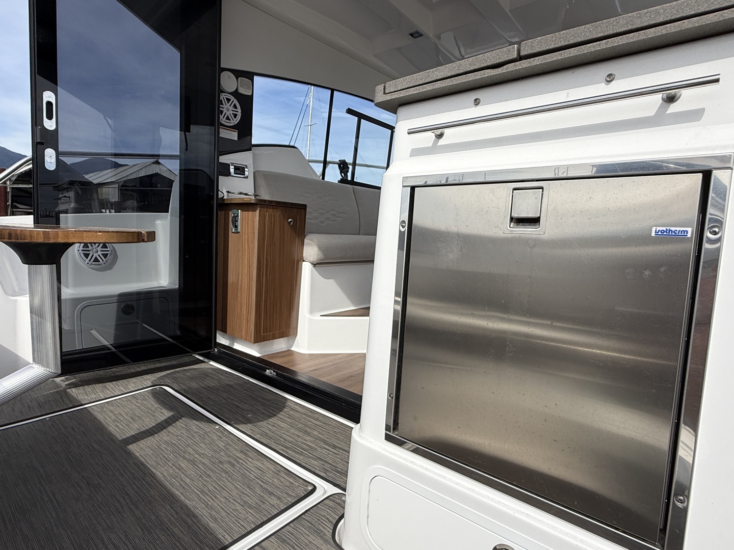Four Winns-V355 Coupe 2022 -North Vancouver-British Columbia-Canada-6107866 | Thumbnail