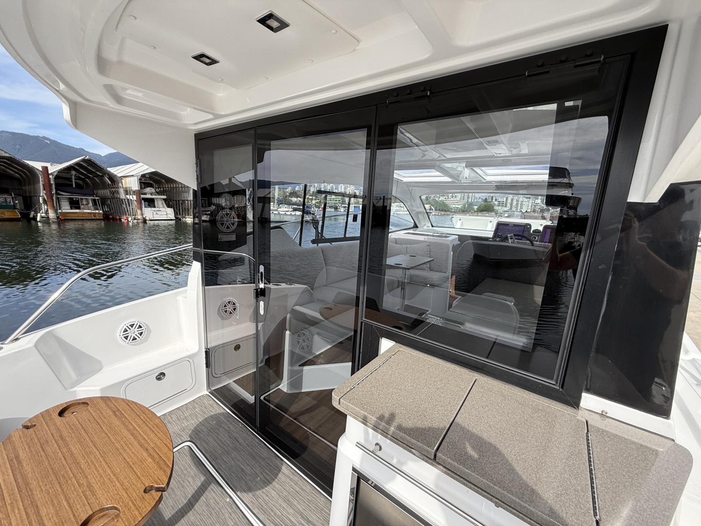 Four Winns-V355 Coupe 2022 -North Vancouver-British Columbia-Canada-6107856 | Thumbnail