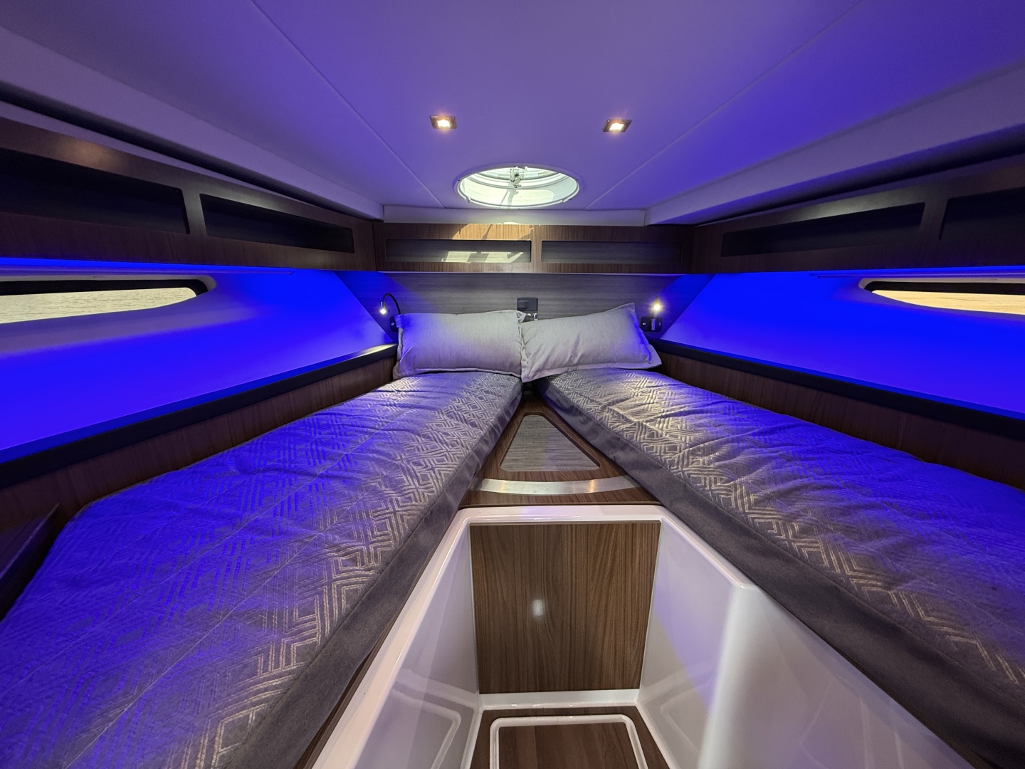 Four Winns-V355 Coupe 2022 -North Vancouver-British Columbia-Canada-6107893 | Thumbnail