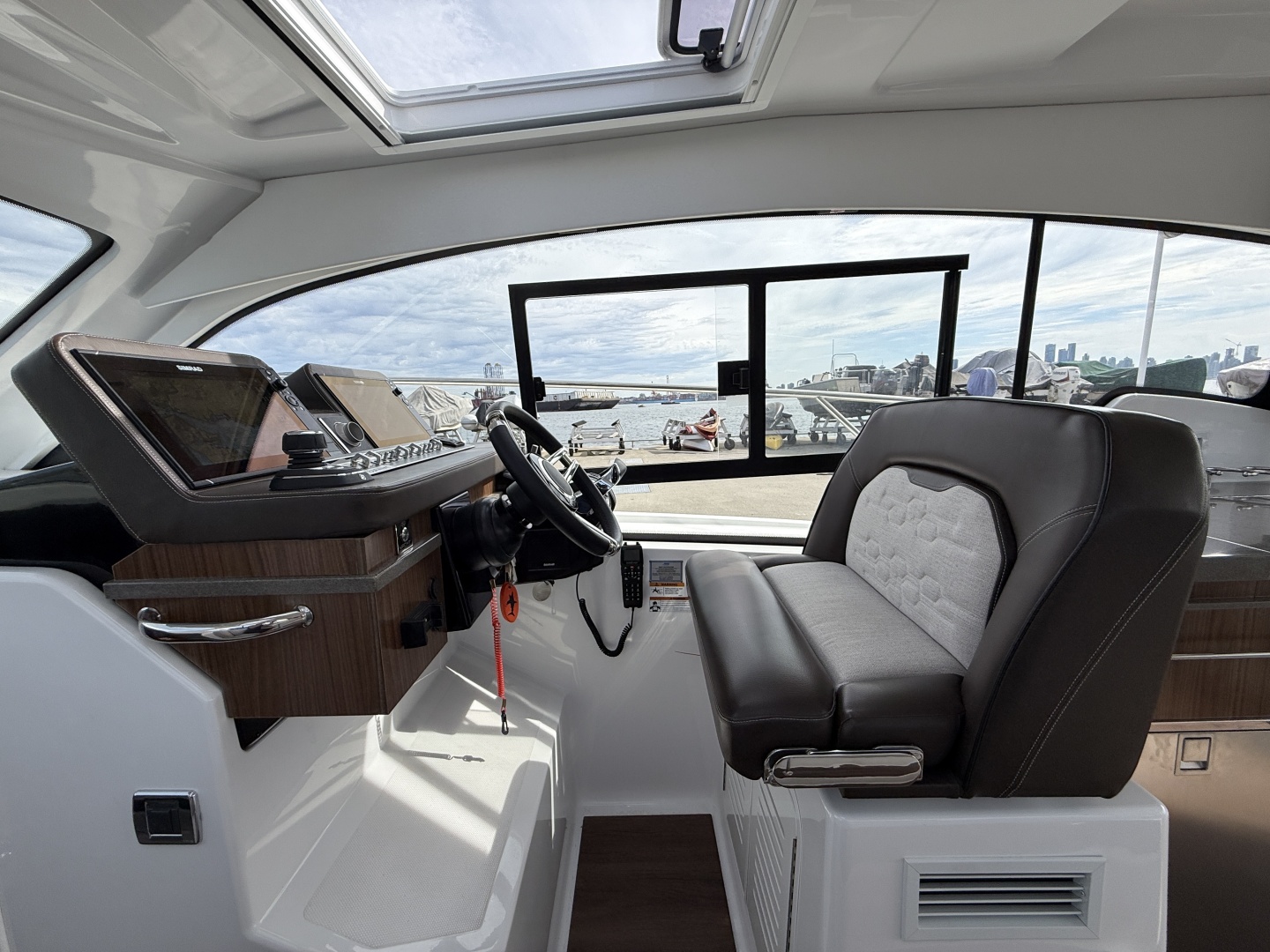 Four Winns-V355 Coupe 2022 -North Vancouver-British Columbia-Canada-6107880 | Thumbnail