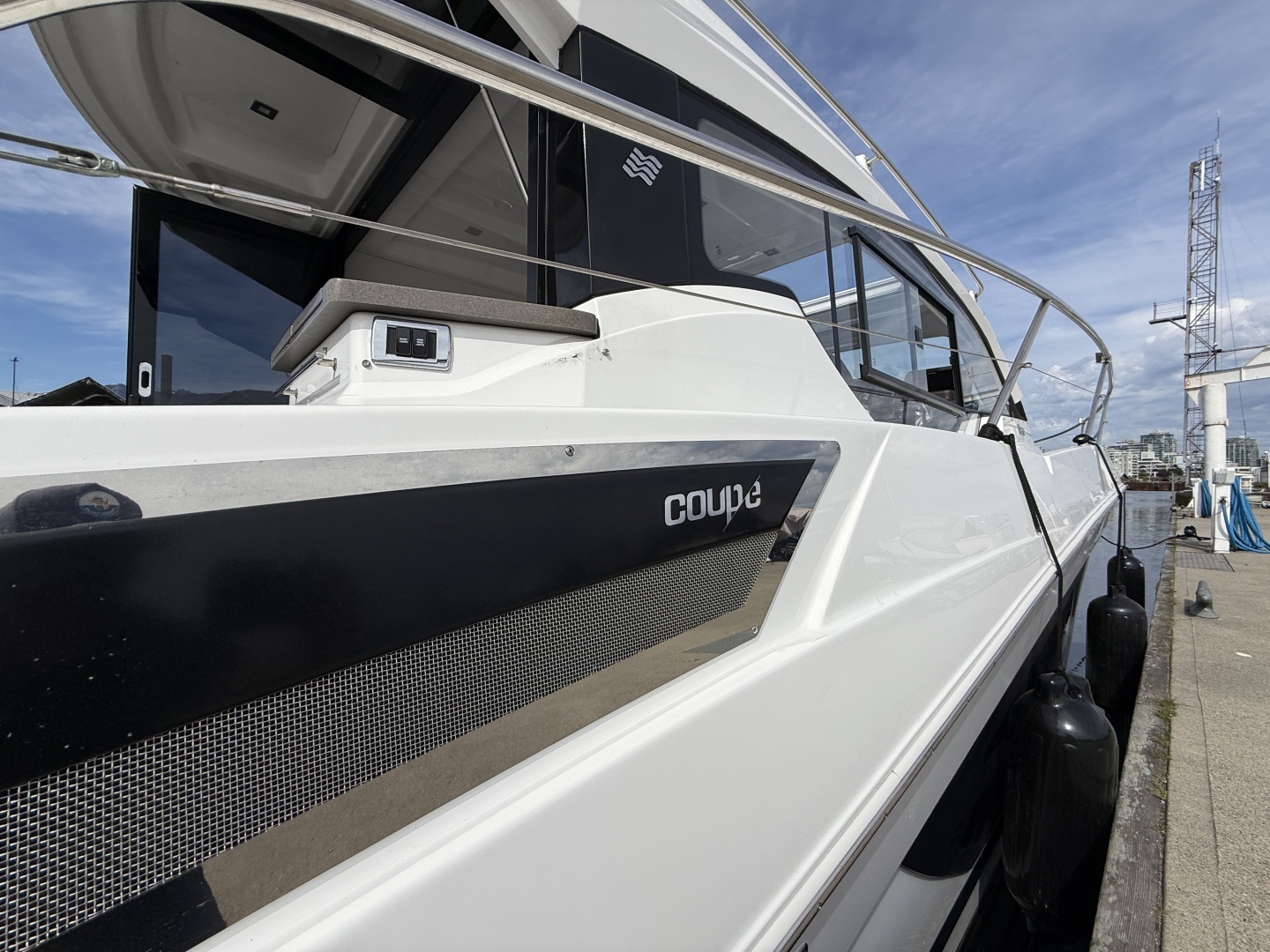 Four Winns-V355 Coupe 2022 -North Vancouver-British Columbia-Canada-6107858 | Thumbnail