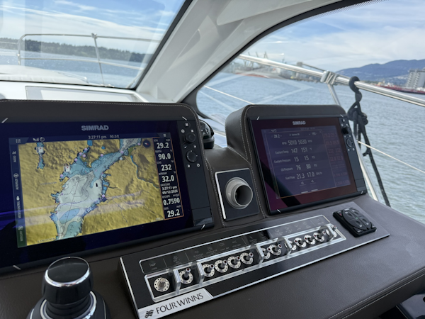 Four Winns-V355 Coupe 2022 -North Vancouver-British Columbia-Canada-6107875