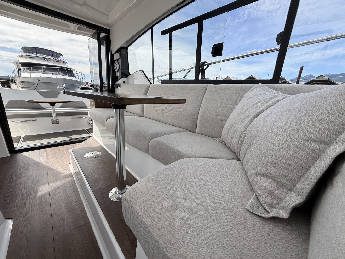 Four Winns-V355 Coupe 2022 -North Vancouver-British Columbia-Canada-6107882 | Thumbnail