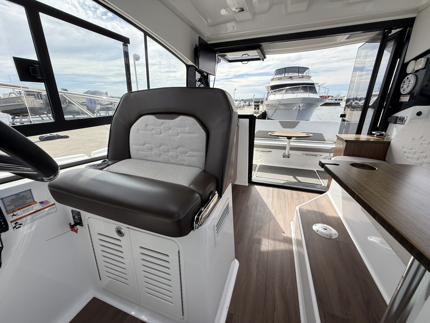 Four Winns-V355 Coupe 2022 -North Vancouver-British Columbia-Canada-6107883 | Thumbnail