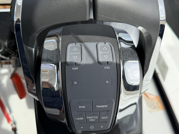 Four Winns-V355 Coupe 2022 -North Vancouver-British Columbia-Canada-6107914