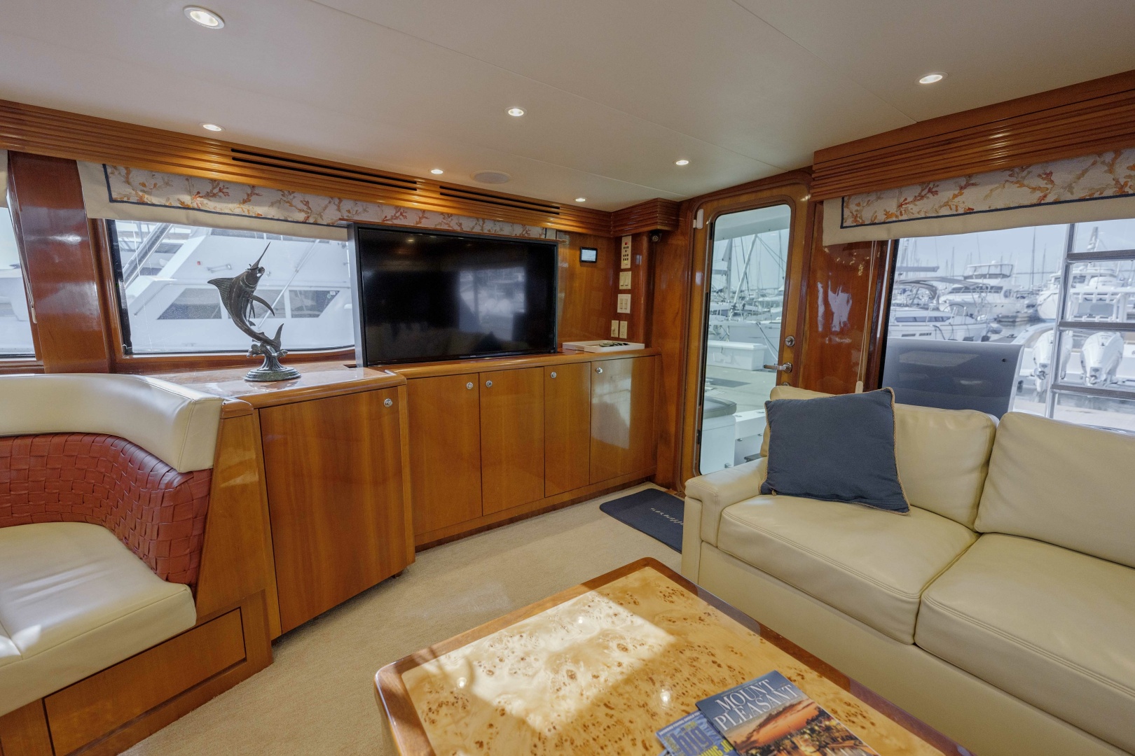 Hatteras-60 Convertible 2002-Reel Hook Up Charleston-South Carolina-United States-Hatteras 60 Reel HookUp  Interior Salon-6109231 | Thumbnail